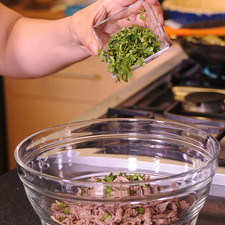 Agregar el cilantro picado, pepino.