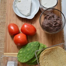 Ingredientes para toda la receta 5 piezas de penca de nopal 200 gramos de queso fresco 1 pizca de bicarbonato de sodio 1 taza de crema de leche de vaca 3 piezas de jitomate guaje 10 piezas de tortilla de maíz 2 tazas de frijoles refritos negros