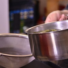 Cocer los nopales picados, con una pizca de bicarbonato en una olla honda pequeña.