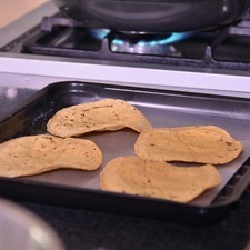 Colocar las tortillas en una charola para horno. Poner el horno a 300 ° F (150 ° C) durante 20 o 30 minutos,