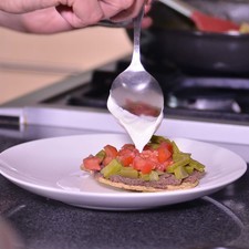 Agregar nopales, jitomate picado, crema y queso fresco.