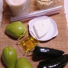 Ingredientes para toda la receta 2 cucharadas de aceite de oliva 1 pieza de bolsa de plástico sal al gusto pimienta negra molida al gusto 100 gramos de queso fresco 1 litro de leche baja en grasa 2 piezas de chile poblano 1/2 pieza de cebolla blanca 2 tazas de granos de elote 3 piezas de chayote