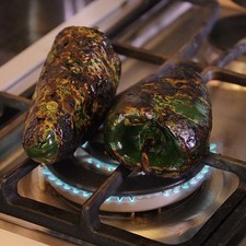 Asar los chiles poblanos hasta que la piel este tostada pero no quemada.