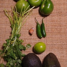 Ingredientes para toda la receta 10 ramas de cilantro desinfectante de verduras al gusto agua al gusto sal al gusto 1 pieza de limón 2 piezas de aguacate 2 piezas de chile serrano 5 piezas de tomate verde (tomatillo) S 11698 1475614567