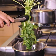Desinfectar el cilantro remojándolo en un tazón con suficiente agua y unas gotas de desinfectante. S 11699 1475614644