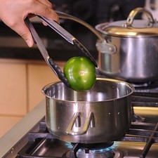 Poner a hervir los tomates verdes, chile serrano y dejar enfriar. S 11701 1475615252