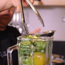 Añadir el aguacate en trozos, sal. S 11704 1475614731