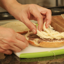 Espolvorear con queso Oaxaca rallado. Hornear a 350°F (150°C) hasta que el queso se derrita que quede dorado.
