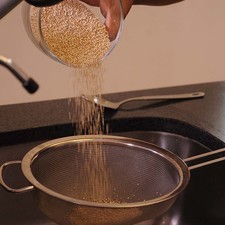 Colocar la quinoa en un colador.