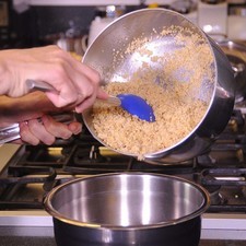Colocar la quinoa en un tazón.