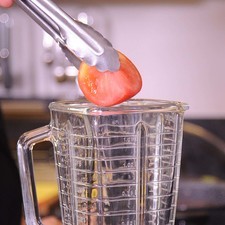 Colocar en el vaso de la licuadora los jitomates partidos.