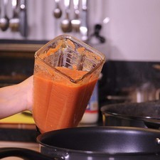 Calentar el aceite, sofreír el jitomate molido, sazonar con sal y pimienta.