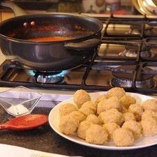 Utilizar las manos para formar bolitas con toda la quinoa.