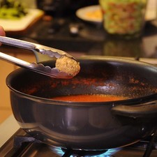 Añadir las albóndigas y continuar cociendo durante 5 minutos.