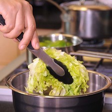 Remojar la lechuga en un tazón con agua y unas gotas de desinfectante y escurrir.