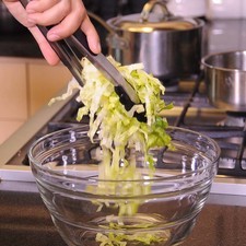 Colocar en un tazón la lechuga picada.