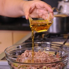 Agregar el aceite de oliva y sazonar con sal.