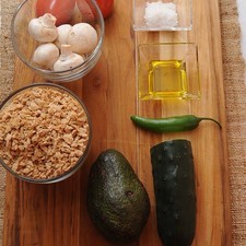 Ingredientes para toda la receta 2 cucharadas de aceite de oliva extra virgen sal de grano al gusto Help 1 pieza de limón 1 pieza de aguacate 6 ramas de cilantro 6 piezas de champiñones 1/2 pieza de pepino 1 pieza de chile serrano 2 piezas de jitomate guaje 250 gramos de soya texturizada