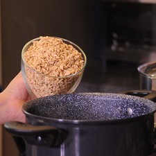 Cocer la soya en suficiente agua en la olla con un poco de sal, hasta que este suave.