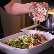 Agregar el cilantro, los champiñones y revolver bien.