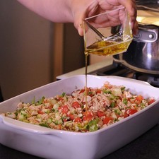 Añadir el aceite de oliva al ceviche.