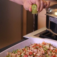 Agregar el jugo de limón y sazonar con pimienta y sal.