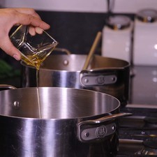 Calentar el aceite de oliva y sofreír a la cebolla.