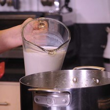 Añadir la leche, sazonar con pimienta, sal, tapar y cocer a fuego bajo.
