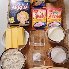 Ingredientes para toda la receta hojas de maíz secas (totomoxtle) al gusto 1 cucharada de polvo para hornear (levadura química) 300 gramos de harina de maíz color vegetal rosa al gusto Nuevo 1 cucharada de esencia de fresa 1 taza de leche de vaca 150 gramos de azúcar blanca 250 gramos de mantequilla 2 sobres de atole tres estrella fresa Nuevo 150 gramos de harina de arroz tres estrellas Help Ingredientes para relleno 2 piezas de huevo 3/4 taza de azúcar blanca 1 sobre de atole tres estrellas chocolate Nuevo 1/2 litro de leche de vaca