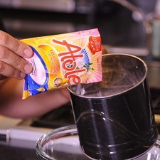Cernir la Harina de Arroz Tres Estrellas® y el Atole Tres Estrellas® sabor fresa.