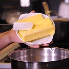 Batir la mantequilla.