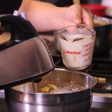 Añadir la leche, la esencia de fresa.