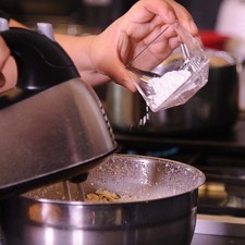 Agregar el polvo para hornear y batir hasta espojar la pasta.