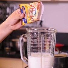 Preparar el relleno, licuar la leche con el atole Tres Estrellas sabor chocolate.