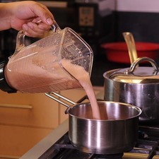 Cocinar a fuego medio sin dejar de batir hasta espesar, y dejar enfriar.