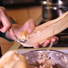 Colocar una capa de la masa sobre la hoja de maíz.