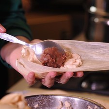 Agregar un poco del relleno sobre la masa.