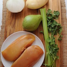 Ingredientes para toda la receta 8 ramas de cilantro 1 vara de apio 1 pieza de papa blanca 1/2 pieza de cebolla blanca 1 pieza de zanahoria 1 pieza de chayote 1 pieza de pechuga de pollo sin hueso sin piel