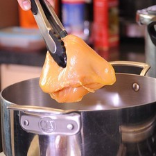Hervir la pechuga de pollo, con la cebolla y un poquito de sal en una olla honda con agua y cocer.