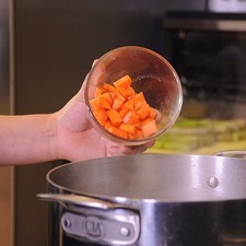 Agregar al caldo la zanahoria en cubos pequeños.