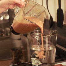 Verter en una jarra con el resto del agua. Revolver bien con la cuchara de madera y refrigerar.