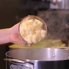 Agregar al caldo la papa picada en cubos.