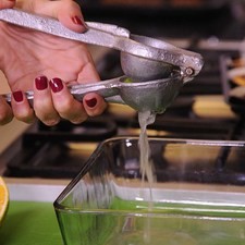 Exprimir el limón y una naranja en un tazón con tapa agregar stevia, canela revolver y dejar reposar.