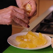 Pelar y cortar las naranjas , la toronja y la mandarina en gajos,