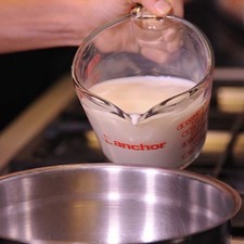 Mezclar con un batidor de globo la harina de avena con la leche, agregar el huevo y dejar reposar por 15 minutos. S 11838 1475614704