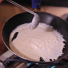 En un sartén poner un poco de aceite en spray para que no se pegue. Verter un poco de la mezcla y mover el sartén en círculos para que se cubra toda la superficie, Rellenar con yogur griego y fruta, doblar y agregar miel de abeja. Agregar rebanadas de mango con yogurt. Servir. S 11841 1475614564