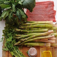 Ingredientes para toda la receta palillos al gusto 2 cucharadas de aceite de oliva pimienta negra molida al gusto sal al gusto 1/4 manojo de cilantro 1 manojo de espinaca Help 24 piezas de espárrago fresco 6 piezas de bistec de res
