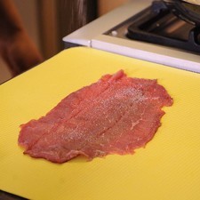 Salpimentar cada filete de res por ambos lados.