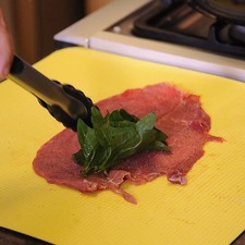 Colocar en el centro unas ramas de cilantro, hojas de espinaca.