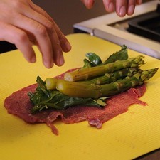Colocar cuatro espárragos en el filete.